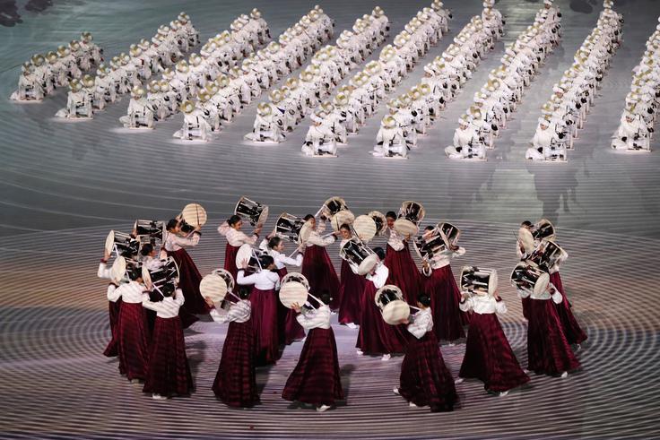 V spektakularni točki s tradicionalnimi korejskimi bobni je sodelovalo skoraj 400 tolkalcev. | Foto: Guliverimage/Getty Images