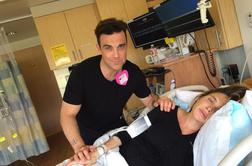 Robbie Williams se zabava, medtem ko njegova žena rojeva (video)