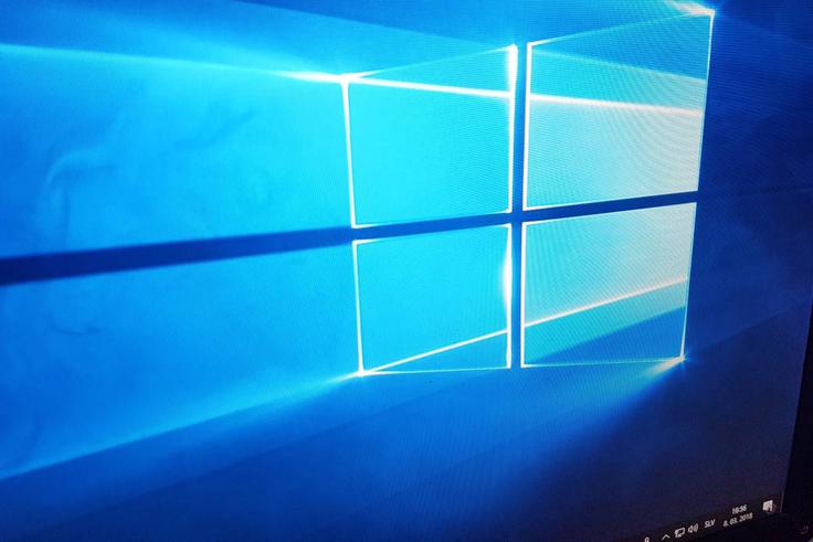 Windows 10 je sodeč po spletni strani StatCounter januarja letos prehitel Windows 7 in postal najbolj uporabljani računalniški operacijski sistem. Analitična spletna stran netmarketshare.com medtem kaže drugačno sliko, Windows 10 po njihovem še vedno zaostaja za priljubljenim Windows 7.  | Foto: Matic Tomšič