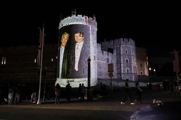 Grad Windsor je bil že v petek zvečer prizorišče protestne akcije, v okviru katere so na enega od stolpov gradu projicirali posnetke Trumpa in spolnega prestopnika Epsteina. | Foto: Reuters