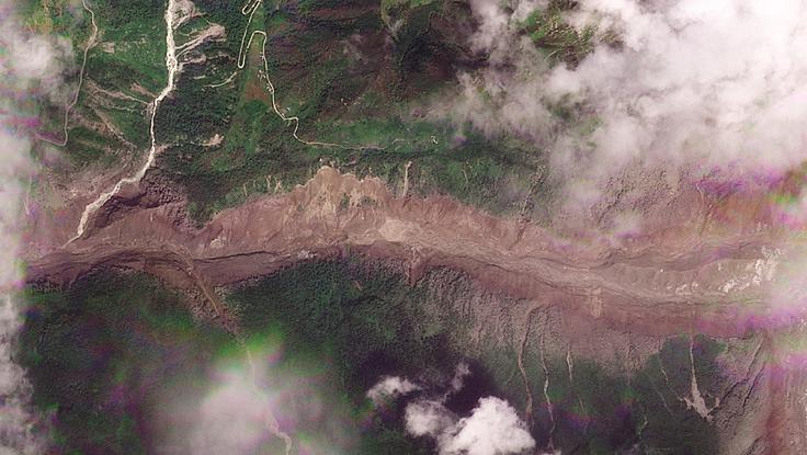 Razsežnosti katastrofalne poplave v Nepalu. | Foto: Reuters