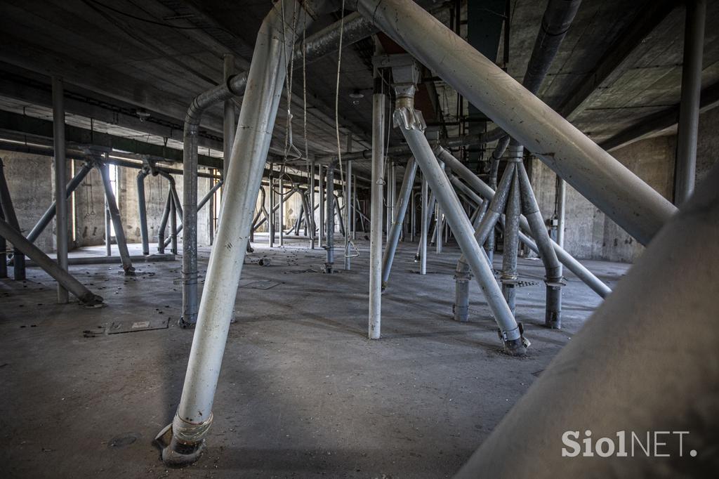 Žito silosi v ljubljanskem BTCju. silos žito