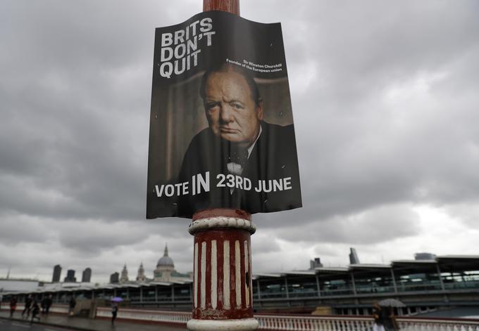 Nasprotniki brexita so v kampanjo vpletli tudi nekdanjega premierja Winstona Churchilla. "Britanci ne odnehajo" piše na plakatu s podobo pokojnega premierja, ki je Britance vodil v težkih časih 2. svetovne vojne, zraven pa še, da je Churchill ustanovitelj Evropske unije. | Foto: Reuters
