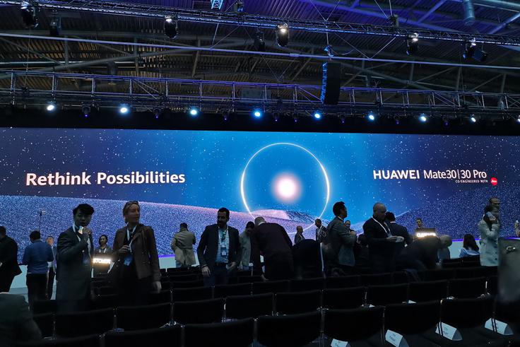Geslo predstavitve serije pametnih telefonov Mate 30 je Rethink Possibilities oziroma "razmislite o možnostih". Prav to je moral Huawei storiti po tem, ko je postalo jasno, da bo imela serija Mate 30 zaradi trgovinskega spora med ZDA in Kitajsko na zahodnih trgih vendarle težave z začetkom prodaje. | Foto: Srdjan Cvjetović
