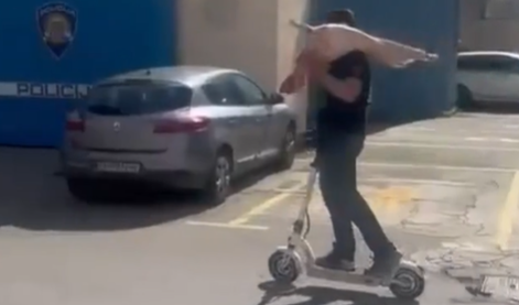 Saj ni res, pa je: vozil skiro z jagenjčkom na rami #video