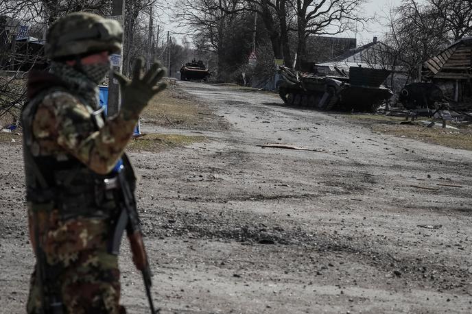 Ruski tanki | Ker njihovi nadrejeni znižujejo plače, so vojaki primorani prodati gorivo iz rezervoarjev in rezervne dele tankov. | Foto Reuters