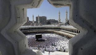 Na sto tisoče muslimanskih romarjev v Mini kamenja hudiča
