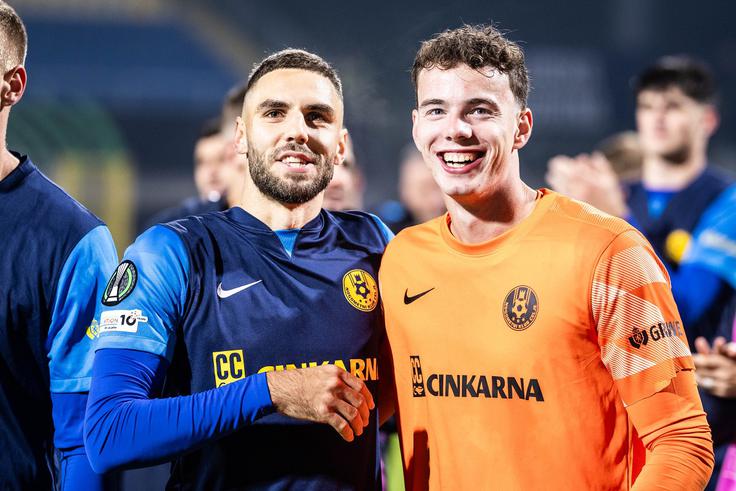 Celjani so odigrali v tej sezoni že krepko nad 20 tekem, a vseeno izgubili le trikrat. V 1. SNL z Muro (1:2), v kvalifikacijah za evropska tekmovanja pa z AEK Larnako (1:2) v gosteh in z Luganom (2:4) doma. Po odmevnih predstavah v dresu Celja sta si vpoklic v člansko izbrano vrsto prislužila tudi Danijel Šturm in Žan Luk Leban. | Foto: Jure Banfi