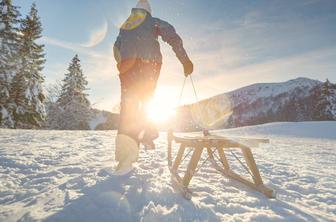 Nenavadna nesreča pri Planici: pohodnico zbila sankača in pobegnila