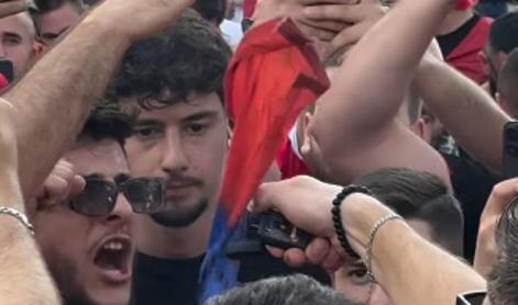 Vroče v Tirani, albanski navijači trgali in uničevali srbske zastave!