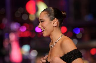 Zajtrk po balkansko: Dua Lipa je v Prištini uživala v pleskavici
