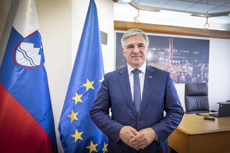 "Praktično v prvem tednu sem preveril vse mogoče združljivosti oziroma nezdružljivosti in odstopil z nezdružljive funkcije. To je bila funkcija direktorja in prokurista v lastnem podjetju. Takrat sem obiskal deset podjetij v osmih državah ter vse svoje pozicije kot direktor prenesel na druge ljudi zato, da se ne bi znašel v konfliktu interesov." | Foto: Ana Kovač
