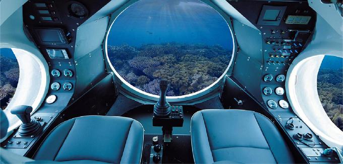 Najbolj neoviran pogled na dogajanje v globini ponuja sprednji akrilni panoramski pokrov oziroma prosojna kupola nosu, ki kapitanu in srečnežu na sedežu ob njem omogoča kar 270-stopinjski pogled za opazovanje podvodnih čudes. | Foto: Ocean Submarine