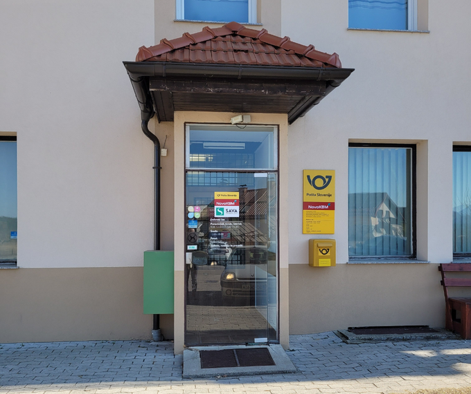 Pogodbena pošta 2383 Šmartno pri Slovenj Gradcu posluje v prostorih nekdanje pošte. Njihova osnovna dejavnost je zavarovalno zastopništvo. | Foto: Pošta Slovenije