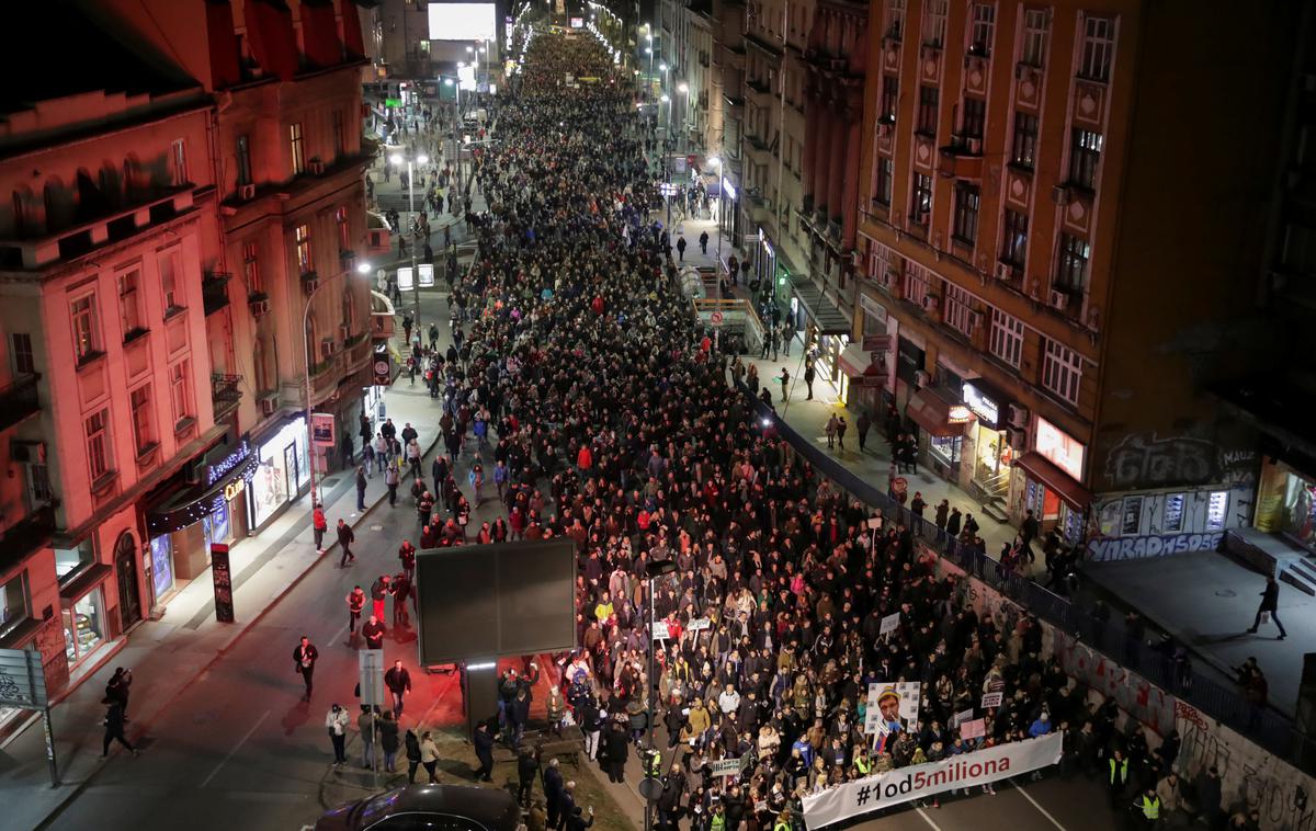 Beograd protest Vučić | Tako kot je že običajno, so se protestniki zvečer zbrali pred poslopjem Filozofske fakultete v središču prestolnice, od koder so odšli na protestni pohod po ulicah srbske prestolnice. 