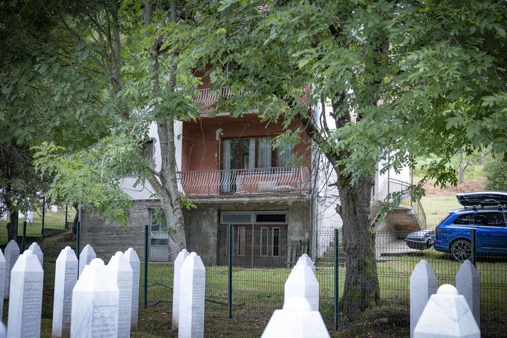 Samijina družina se je zatekla v hišo, ki je od vseh objektov najbližje zdajšnjemu pokopališču. | Foto: Ana Kovač