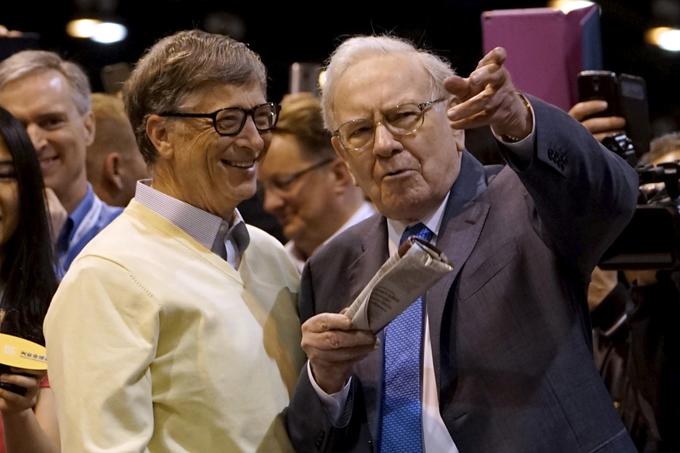 Marsikdo je opazil, da Jobs leta 2010 ni bil eden od podpornikov zaveze The Giving Pledge, ki sta jo ustanovila Bill Gates (levo) in Warren Buffett (desno) in katere podpisniki so se zavezali, da bodo po smrti večino premoženja podarili v dobrodelne namene.  | Foto: Reuters