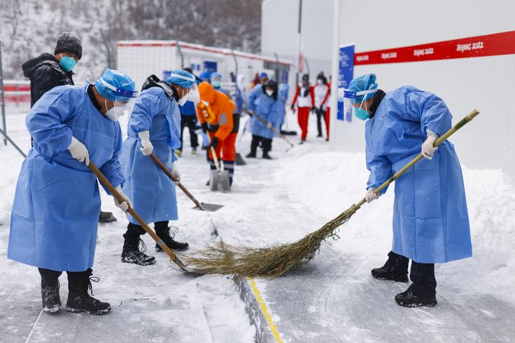Peking čiščenje snega | Foto: Anže Malovrh/STA