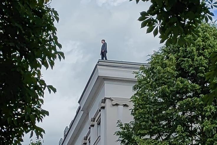 Hoivik je v nagovoru mimoidočim med drugim dejal, da "ni prav, kar delajo s to državo". "Jaz nikogar ne obsojam. Tudi Jaše Jenulla ne obsojam, tudi Roberta Goloba ne obsojam. Ampak to ni prav, kar delajo z državo. To ni prav!" | Foto: STA