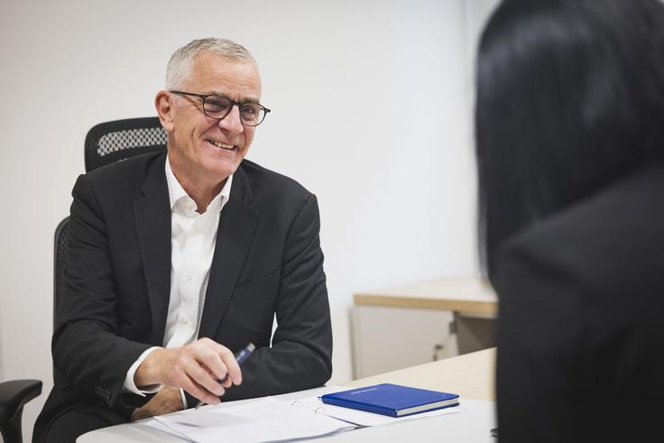 Cazalet poudarja, da je meja med vojaškimi in civilnimi grožnjami vse bolj zabrisana, zato mora NATO razvijati prožne modele sodelovanja med oboroženimi silami, civilno zaščito, znanstveno skupnostjo in zasebnim sektorjem, ki upravlja ključne elemente kritične infrastrukture. | Foto: Bojan Puhek
