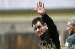 Charlie Sheen toži za 100 milijonov dolarjev
