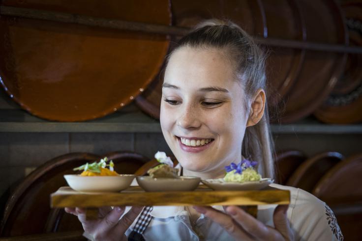 V kuhinji kmetije Kovačnik zdaj pripravlja jedi za tiste goste, ki imajo kakšno prehransko omejitev. Ali so vegetarijanci ali vegani, ali se izogibajo laktozi ali glutenu – Kaja ima rešitev za vse. | Foto: Ana Kovač