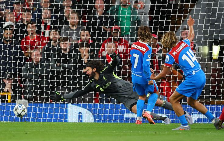 Marcel Llorente, ki je dvakrat zatresel mrežo Atletica že leta 2020 ob nepozabni zmagi 3:2, je v zaključku prvega polčasa vrnil upanje gostom iz Madrida, saj je znižal na 1:2. | Foto: Reuters