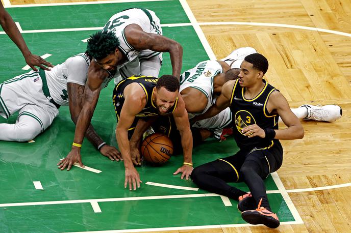 Stephen Curry Golden State Boston finale | Borba za žogo in nresrečna poškodba Stephena Curryja. | Foto Reuters
