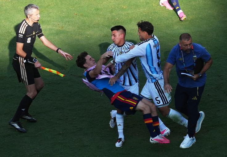 Paredes je obračunal tudi z Gavijem. Tokrat je bil Tomaž Klančnik še bližje dogajanju. | Foto: Reuters