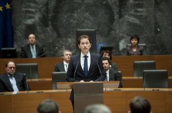 DZ v četrtek na izredni seji o noveli zakona o vladi