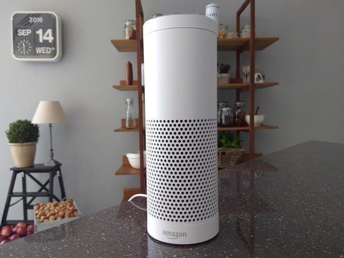 Amazonov pametni zvočnik Echo z virtualno (glasovno) pomočnico Alexa
 | Foto: Reuters