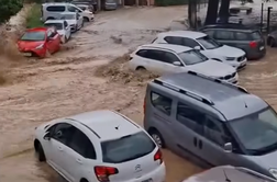 Zaradi neurij ceste ponekod neprevozne. Zaprta tudi železniška proga na Obali.  #animacija