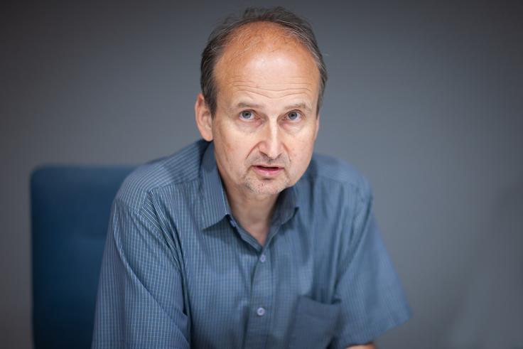 "Ko ocenjujemo ponudbe, ki so v javnosti odmevale kot zelo visoke, se moramo najprej vprašati, kakšna je bila projektantska cenovna podlaga za izračun razpisne cene. Drugo vprašanje je, ali so bili popisi del pravilno in natančno izvedeni. Dejstvo pa je, da govorimo šele o razpisih in ne o projektih, ki bi se dražili med gradnjo," o visokih ponudbah izvajalcev za državne projekte, ki so v zadnjem času šokirale javnost, pravi Gregor Ficko, direktor zbornice gradbeništva in industrije gradbenega materiala pri GZS. | Foto: Gaja Hanuna