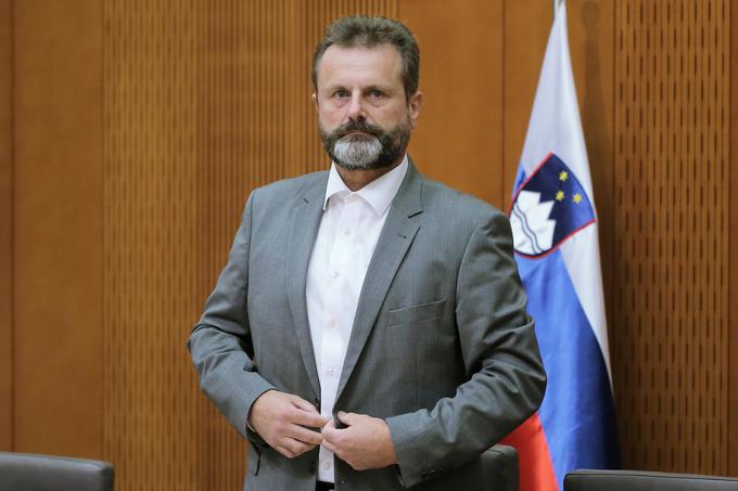 Poslanca Roberta Polnarja je zmotila drža Pivčeve. | Foto: STA ,
