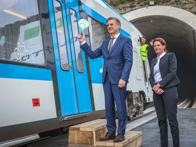 Razkritje z drugega tira: za vožnjo Goloba in Bratuškove več kot 714 tisoč evrov