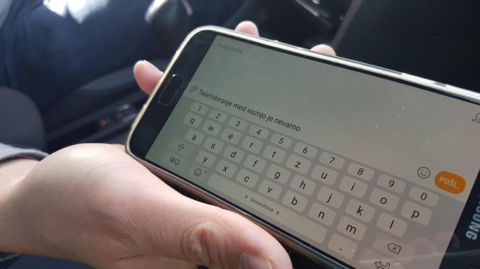 Naši trije novinarji so med vožnjo na svoj telefon pisali sporočilo s pomembno preventivno vsebino. | Foto: Gregor Pavšič