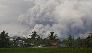 V Indoneziji izbruhnil vulkan #video