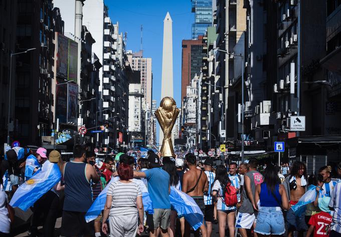 Argentina je pred letom dni navdušeno slavila zmago nogometne reprezentance na svetovnem prvenstvu. Slabo leto kasneje pa je na predsedniških volitvah presenetljivo zmagal ekscentrični in čudaški Javier Milei, ki uvaja družbene spremembe z doktrino šoka. | Foto: Reuters