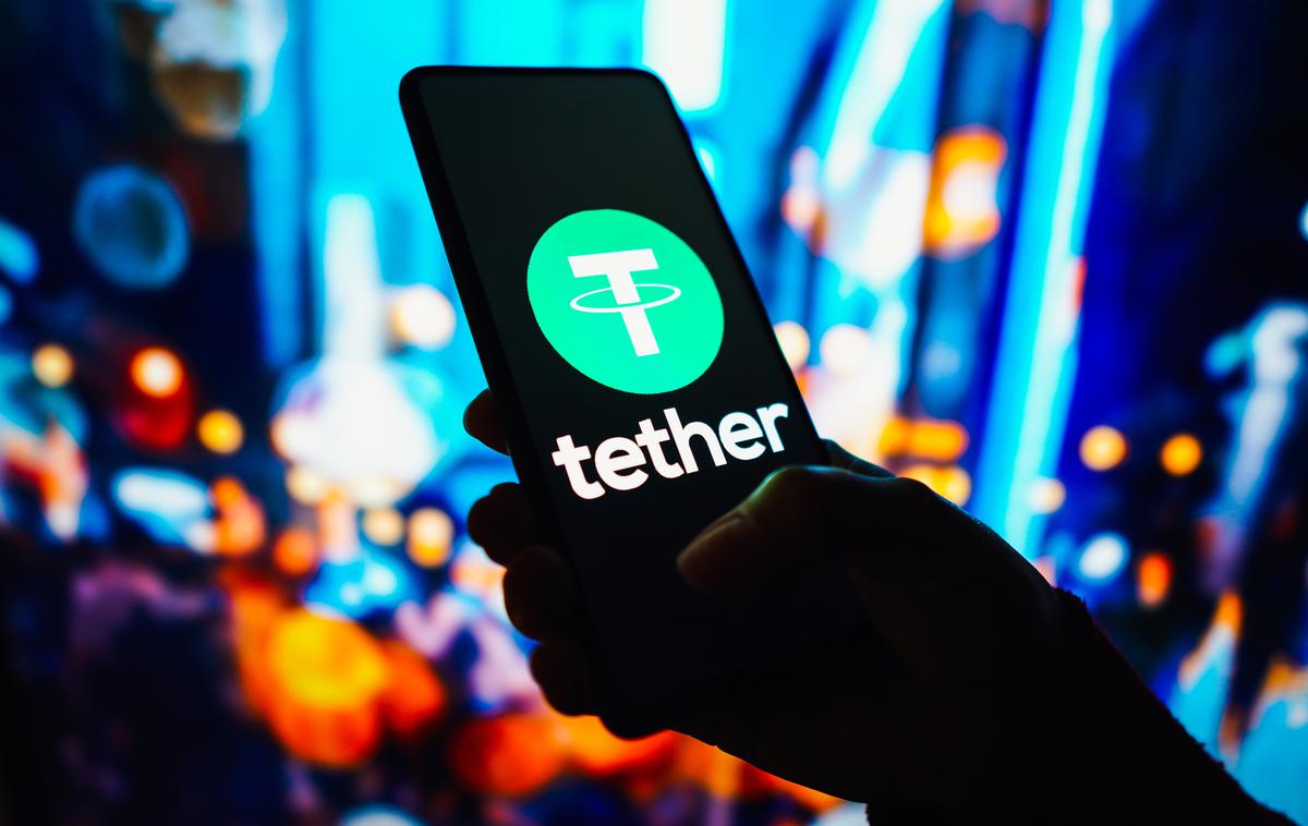 Tether | Tether je bil pred časom tarča obtožb, da gomila dolarjev, ki domnevno zagotavljajo kritje njihovemu stabilnemu kriptokovancu, ni tako obsežna, kot zagotavlja podjetje.  | Foto Shutterstock