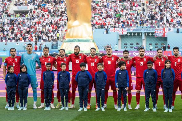 Iranski nogometaši niso peli himne, v domovini prekinili prenos #video