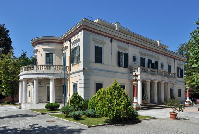 Vila Mon Repos na Krfu, v kateri se je Filip rodil, je bila poletna rezidenca grške kraljeve družine. | Foto: Thomas Hilmes/Wikimedia Commons