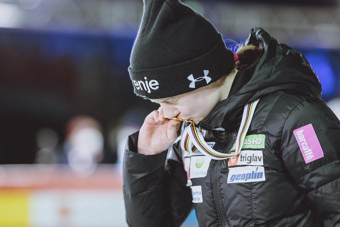 Ema Klinec se je veselila že na prvi tekmi, saj je na srednji skakalnici osvojila zlato medaljo. | Foto: Sportida