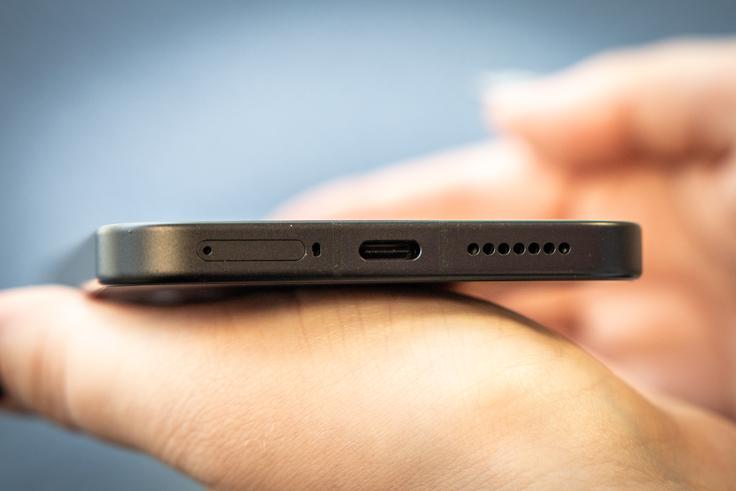 Spodnja stran pametnega telefona Xiaomi 17T Pro, ki se ponaša s trenutno najzmogljivejšim procesorjem proizvajalca MediaTek. | Foto: Bojan Puhek