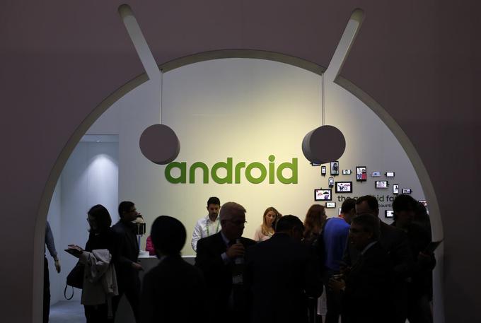 Android je najbolj razširjen operacijski sistem za pametne telefone. Njegov tržni delež bo po napovedih analitikov do konca leta 2017 zrasel na kar 90 odstotkov. | Foto: Reuters