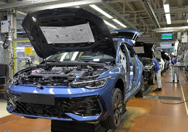 Skupina Volkswagen ima po vsem svetu zaposlenih blizu 680 tisoč tisoč ljudi, od tega skoraj polovico v Nemčiji.  | Foto: Reuters