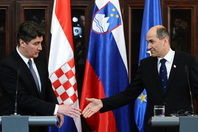 Leta 2013 sta tedanji slovenski predsednik vlade Janez Janša in hrvaški premier Zoran Milanović podpisala sporazum. | Foto: STA ,