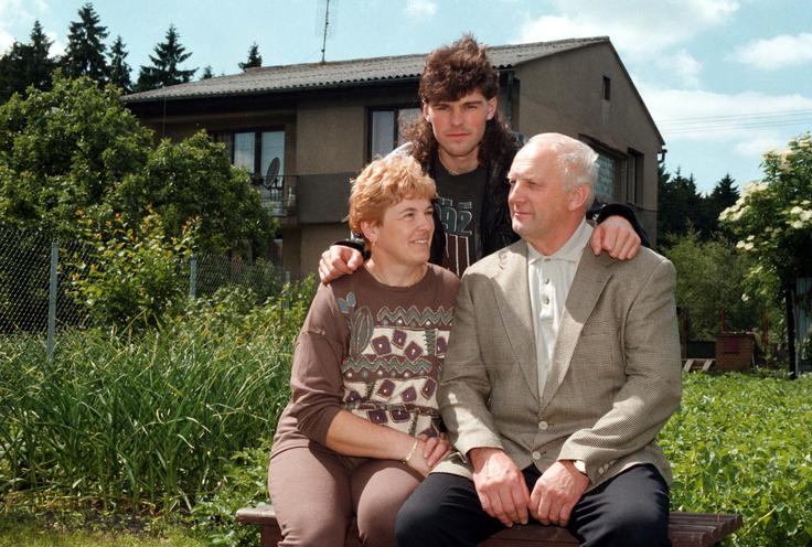 Jaromir Jagr V družbi mame Anne in pokojnega očeta Jaromirja starejšega. | Foto: Profimedia