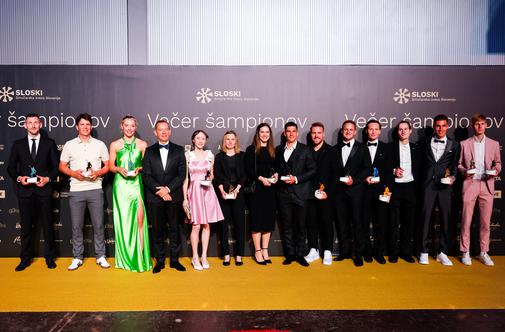 Počastili zimske šampione, Nika in Domen Prevc prva lastnika bankovcev