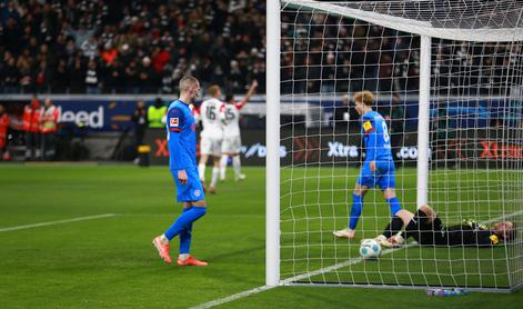 V živo: Zec v težavah v Frankfurtu. Derbi v Leverkusnu brez zmagovalca, Šeško tokrat brez gola.