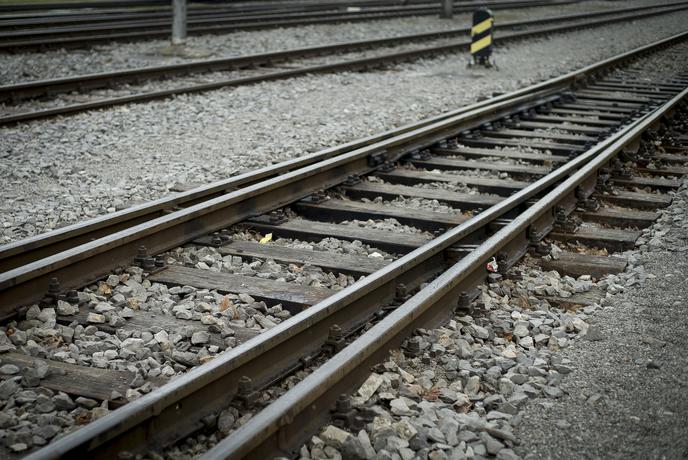Vlak trčil v tovornjak, ki je ostal ujet med zapornicama